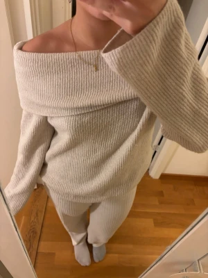 Beige offshoulder stickad tröja H&M - Supermysig beige stickad tröja från H&M i storlek S 💕Säljer eftersom att den inte kommer till användning. Tröjan har en bred offshoulder-krage och ribbad struktur som ger en chill vibe. Perfekt för att hänga hemma eller när du vill vara extra comfy! 