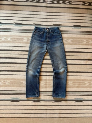 APC jeans rue de fleurus - Sjukt snygga o eftertraktade selvedge jeans från apc. Använda vilket gett de den snygga faden, slitage i skrevet vilket syns på sista bilden men inga andra defekter, w30!