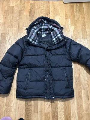 Puffen jacka  - Använd några gånger men har inga skador. Det står att den är storlek 2XL men den passar som M