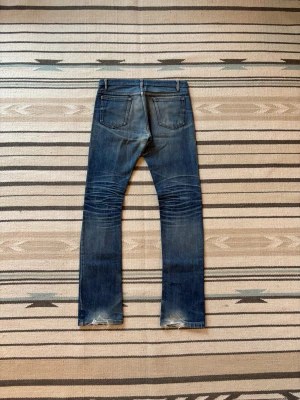 APC raw jeans - Snyggaste jeansen man kan hitta. Från apc vilket innebär högsta kvalité. Faden och slitningarna är ingenting man kan jämföra med något man köper nytt. Använda men i topp skick. Tveka inte på o skriva vid fler frågor!