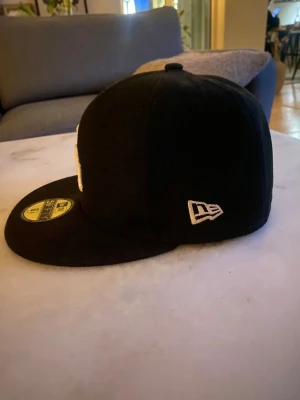 New era keps svart la - Har inte andvänts så mycket och den är inte sönder någonstans