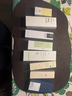 Koreanska hudvårdsprodukter mix - Säljer lite olika koreanska hudvårdsprodukter för att jag fått dubletter: toner från Anua, BHA Blackhead Power Liquid från COSRX, Centella Calming Daily Sunscreen och Cleansing Foam från iUNIK, samt solskydd från AXIS-Y och Beauty of Joseon. Perfekt för dig som älskar K-beauty! Tänker att man får lägga ett bud så accepterar jag eller ej🤌🏼👍🏻kan sälja allt tillsammans men även styckvis! 