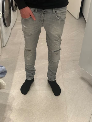 DONDUP JEANS - Säljer dessa snygga jeans från DONDUP. Jeansen har en defekt och det är att en av bältes hällarna har åkt av(bild 6) annars mycket bra skick🙌modellen är GEORGE OCH PASSFORM skinny fit pris :-549 retail:-2800