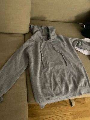 En grå hoodie  - En fräsch hoodie som är bekväm 