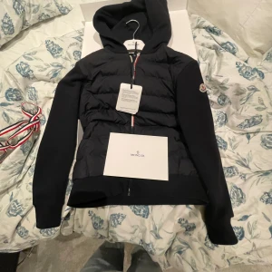 Moncler Cardigan Xs  - Hej alla på plick jag säljer en helt sprillans ny moncler cardigan den passade inte på mig man får en låda vykort och allt i ett fint packet av moncler den passar 14y men andra också jag hoppas ni blir glada med den om ni köper fint plag från moncler. 09-20 så gör vi en kampanj på en mystery polo tröja/pike om man köper den!🥳🎉🎁(HELT GRATIS)!
