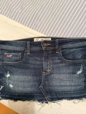 Jättefin jeanskjol från hollister med slitna detaljer och lågmidja!💞💞 midjemått= 40cm