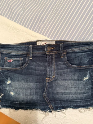 Jeanskjol hollister - Jättefin jeanskjol från hollister med slitna detaljer och lågmidja!💞💞 midjemått= 40cm