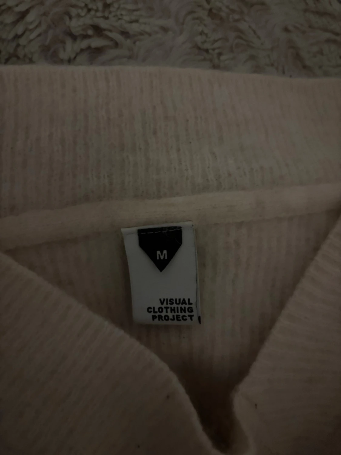 Creme färgad fluffig tröja  - 3