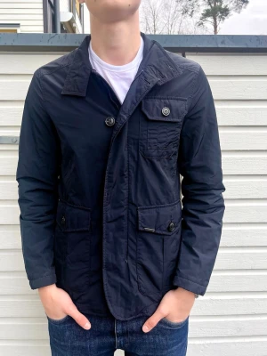 Woolrich fieldjacket  - Tja! Säljer nu en sjukt fet Woolrich feildjacket. Skick 7/10 har defekter se bild 3 och 4 men inget som syns vid användning. Nypris 4000kr men säljs nu för endast 799kr. Modellen är 182 och väger 70kg, men passar allt mellan 173-183 skulle ja säga. Hör av er vid funderingar!