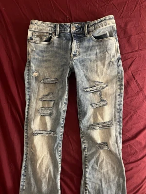 Lågmidjade Odd Molly jeans med hål - Jättefina Odd Molly jeans med supersnygga hål💘 Står storlek 29 skulle säga som M Midjemått 38 Innerbenslängd 84 Benöppning 22 Midjehöjd 21