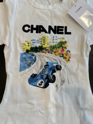 Søker denne super fine chanel t- skjorten! send meg dm om du selger eller vet om noen som gjør det! størrelse xs eller small