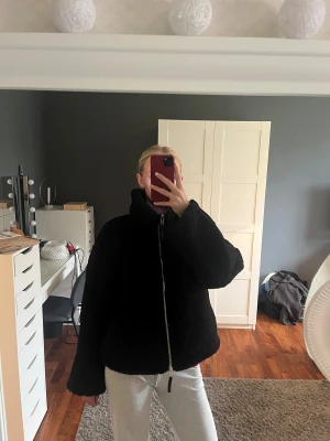 Svart teddyjacka - Säljer en svart teddyjacka ifrån H&M i storlek S! Jättebra skick och knappt använd. 