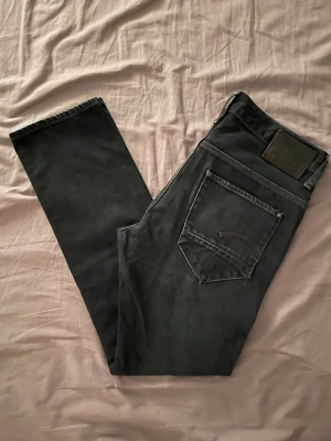 G-Star jeans - Snygga mörkblåa g-star jeans i fint skick. Storleken passar som 31/32. Priset kan diskuteras.
