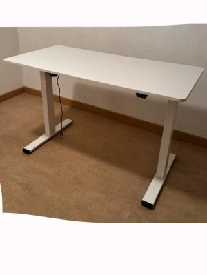 Skrivbord - Vitt höj och sänkbart skrivbord. Bänken är 120x60 cm. betalade 3000 för den från rusta. haft den i två år, men knappt använt. man kan höja och sänka bordet med en knappt på höger sida av bänken. 