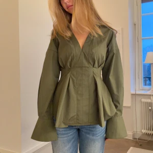Grön skjorta - Så fin med indragen midja!!🤎🤎