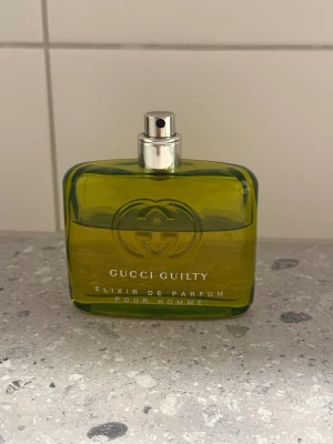 Gucci Guilty Elixir Pour Homme - Gucci Guilty Elixir de Parfum Pour Homme, 60 ml. En ikonisk doft i snygg flaska, tillverkad i Spanien. Perfekt för dig som vill sticka ut med stil. . 
