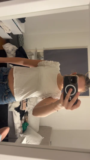 Vit blus med spetsvolang från Zara - Säljer en vit blus från Zara i storlek S. Toppen har rund hals och korta ärmar 