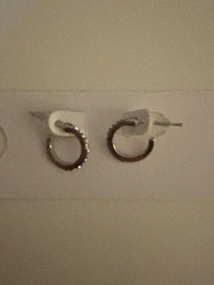 Silver örhängen  - Örhängen som är i en silverfärg och har glittriga paljettdetaljer och är helt oandvända 💕