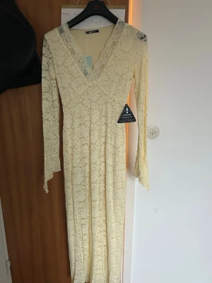 Lång spetsklänning från Gina Tricot - Superfin ljusgul långklänning  med spets från Gina Tricot. Har aldrig använts då den inte kom till användning, ny med prislapp. Köpt för 600kr. Skicka GÄRNA prisförslag