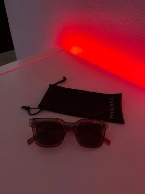 Pier one solglasögon - Ett par snygga glajor som aldrig används.Skriv vid fundering. Priset är ej hugget i sten 