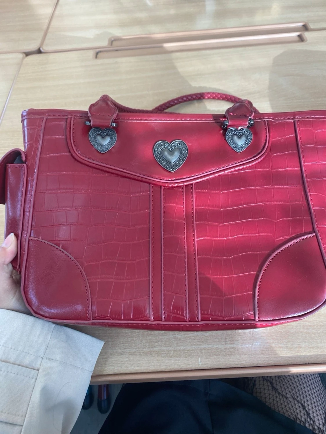 Röd handväska med hjärtformade detaljer