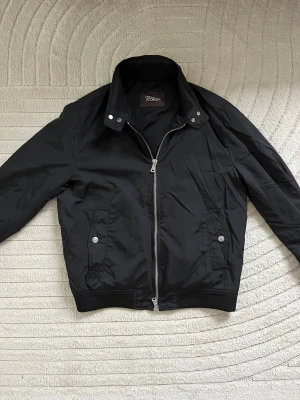 Svart bomberjacka Oscar Jacobson - Svart bomberjacka från Oscar Jacobson.