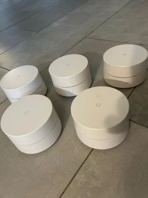 Google Wifi Mesh Router - Säljer 5 st Google Wifi mesh-routrar. Perfekt för att förbättra wifi-täckningen i hela hemmet eller kontoret. Enkel installation. Enheterna är i gott skick men två av de tillhörande sladdarna har små skador (se sista bilden).                                    Har 5 st då de innan har använts till ett större kontor. Säljer alla fem för 1800kr eller en för 399kr. Alternativt annat antal, men då kan pris diskuteras. Skriv vid frågor eller om du vill köpa färre än fem ☺️
