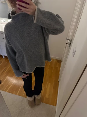 Stickad tröja - En så fin stickad tröja med en liten krage! Så skön och passar till allt😚🥹💕