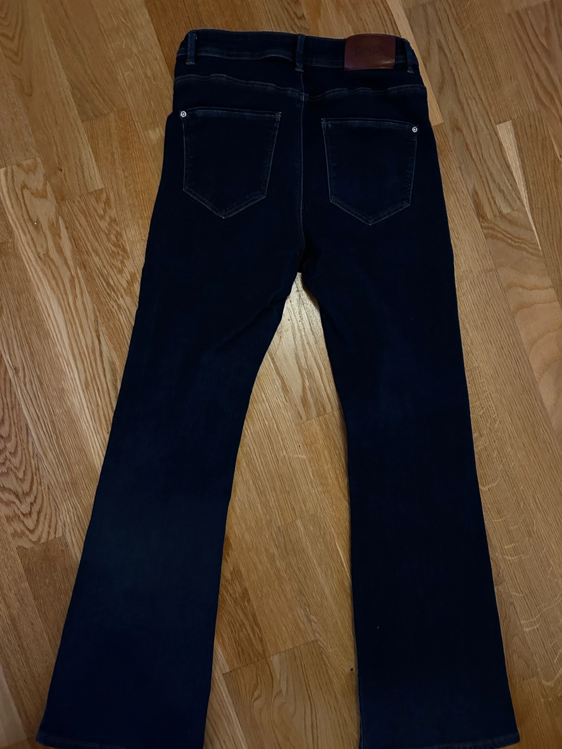 Bootcut jeans i mörkblå från ONLY - 1