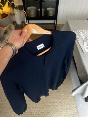 John Henric Pikétröja, XS, Marinblå, Bra Skick - Tja! Säljer en snygg och klassisk pikétröja från John Henric, då den har blivit för liten. Tröjan är gjord av merinoull, använd flera gånger och i bra skick. Perfekt som lagerplagg för vintern. Vid frågor eller för fler bilder - skicka gärna ett meddelande. Mvh William