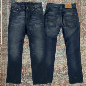Nudie Jeans Slim Jim  - Sjukt schyssta Nudie Jeans med sjukt najs tvätt och slitningar ✌️ Storlek 29/32 med en loose/ regular fit. A: 38cm B: 105cm. Skriv vid minsta lilla fråga eller fundering 🙌 Färgen är någonstans mellan grå och blå 👍 