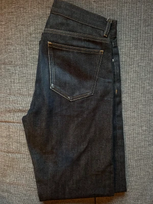 Arket jeans - Snygga mörkblå selvedge jeans från Arket, efter många användningar kommer det bli ett par schyssta slitningar eftersom det är selvedge denim.