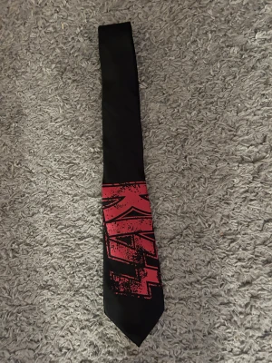 Slips med Kiss - Helt ny slips med Kiss. Bredd nertill 10 cm.