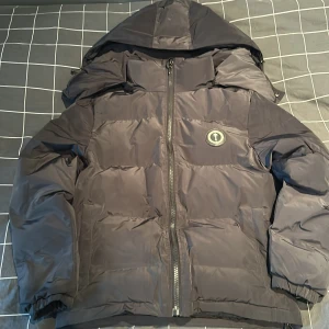 Trapstar Iron Gate jack - Tjena, säljer denna gràa Trapstar Irongate puffern i storlek Xs men passar även S som värmer riktigt bra. Jackan är i toppen skick och är knappast rörd och har använts vid max tre tillfällen, dvs inga defekter eller liknande. Orginella taggar samt päse medföljer självklart. Priset är inte fast hackat, bara att skriva ifall ni behöver bilder eller har funderingar.