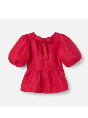 Julblus❤️ - Säljer en röd blus med puffiga korta ärmar och volang nedtill. Blusen har snygg struktur i tyget och ett knytband i ryggen som ger extra detalj. Passformen är loose och tyget känns som polyester. Perfekt för dig som gillar färg och volym. Med lappar köpt 699. Tryck gärna på köp nu😃