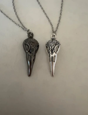 Silverhalsband x2 döskallar - Perfekta julklappen 🌲  Säljer smycken som skapats som hobby av mig och dottern.   Halskedjor är 50cm.  Bilder på berlock kan vara missvisande så är det viktigt så fråga gärna om mått 🌹  Smycken är inte av äkta guld/silver .   Inga bud godtas då priserna är så billiga❤️