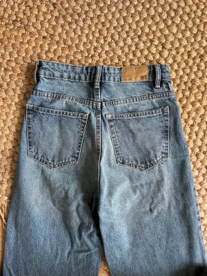 Blå jeans från Lager157, storlek S - Blå jeans från Lager157 i rak modell med hög midja. Jeansen har mellanljus tvätt, kontrastsömmar och är tillverkade i bomullsdenim. Perfekta för en avslappnad och tidlös look. 💙 - Köper du innan kl 16:00 kan jag posta samma dag!