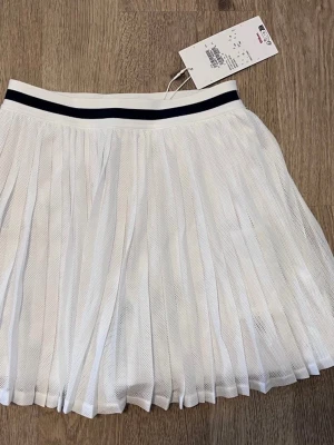 Wilson padelkjol tenniskjol strl S helt ny - Wilson padelkjol tenniskjol strl S helt ny. Vit