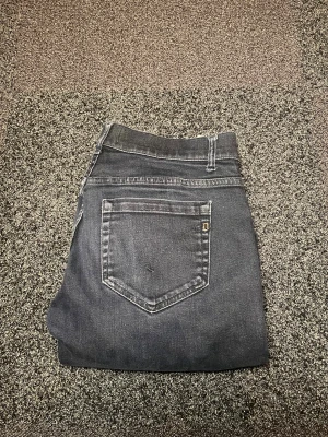 Dondup jeans - Snygga svarta skinny jeans från dondup med klassisk femficksdesign och diskret D-logga på bakfickan i storlek w34, mycket bra skick!