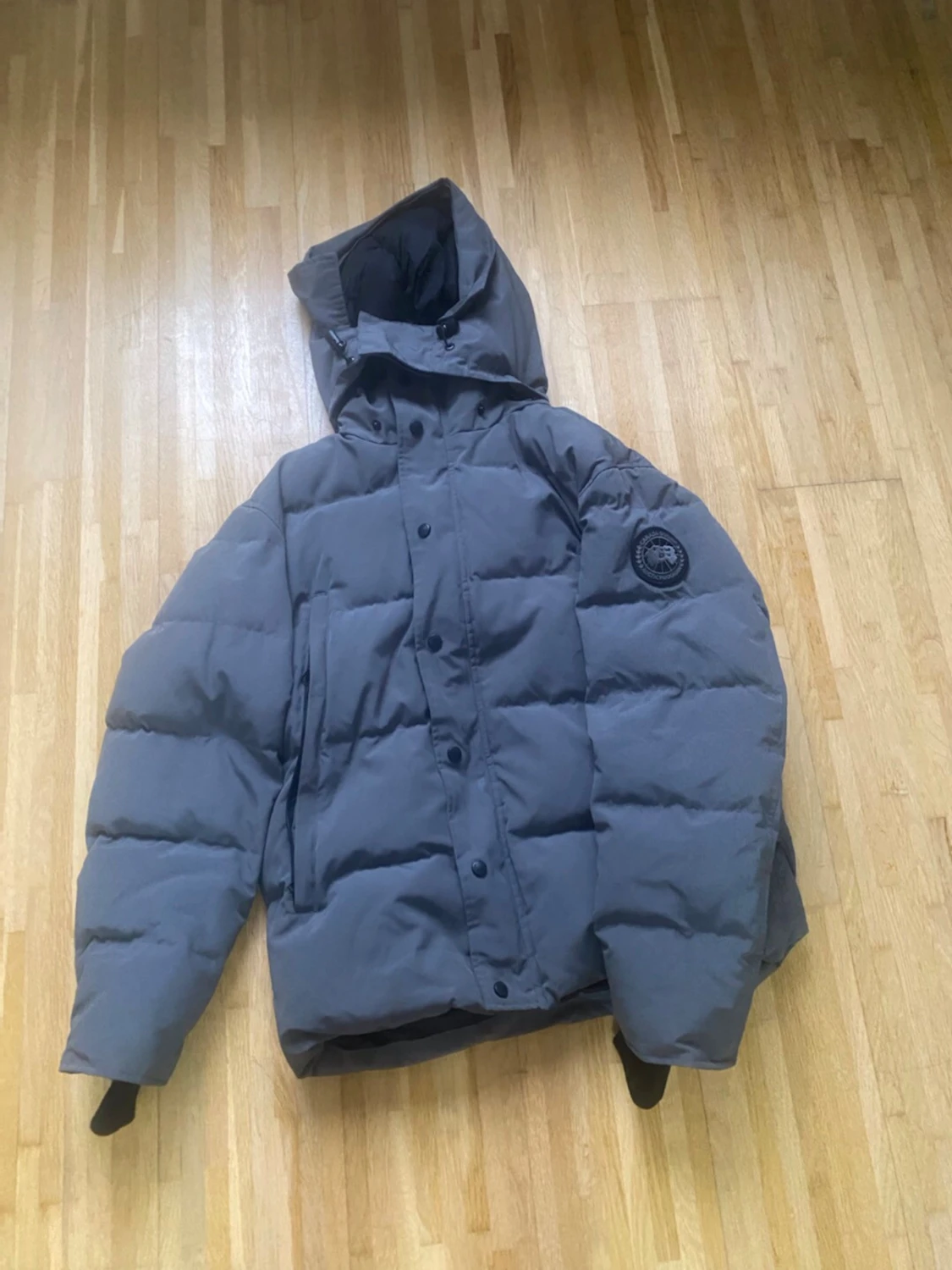 Grå pufferjacka från Canada Goose