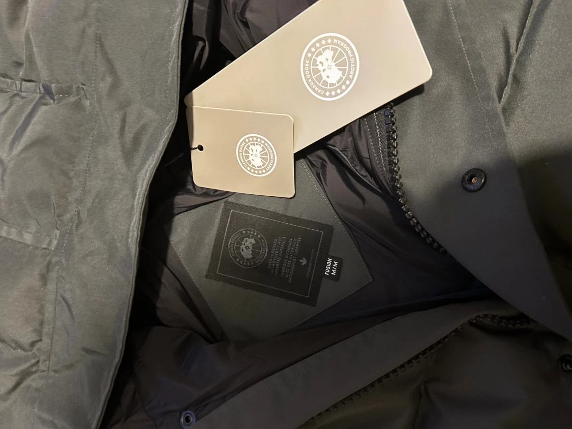 Svart pufferjacka från Canada Goose - 1