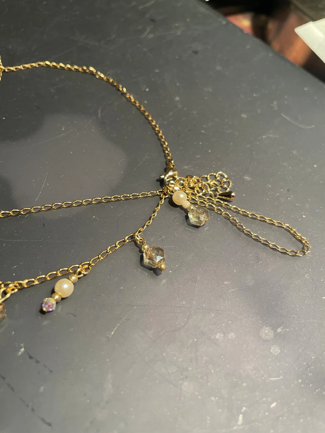 Guldig halskedja med fjäril och pärlor - 5