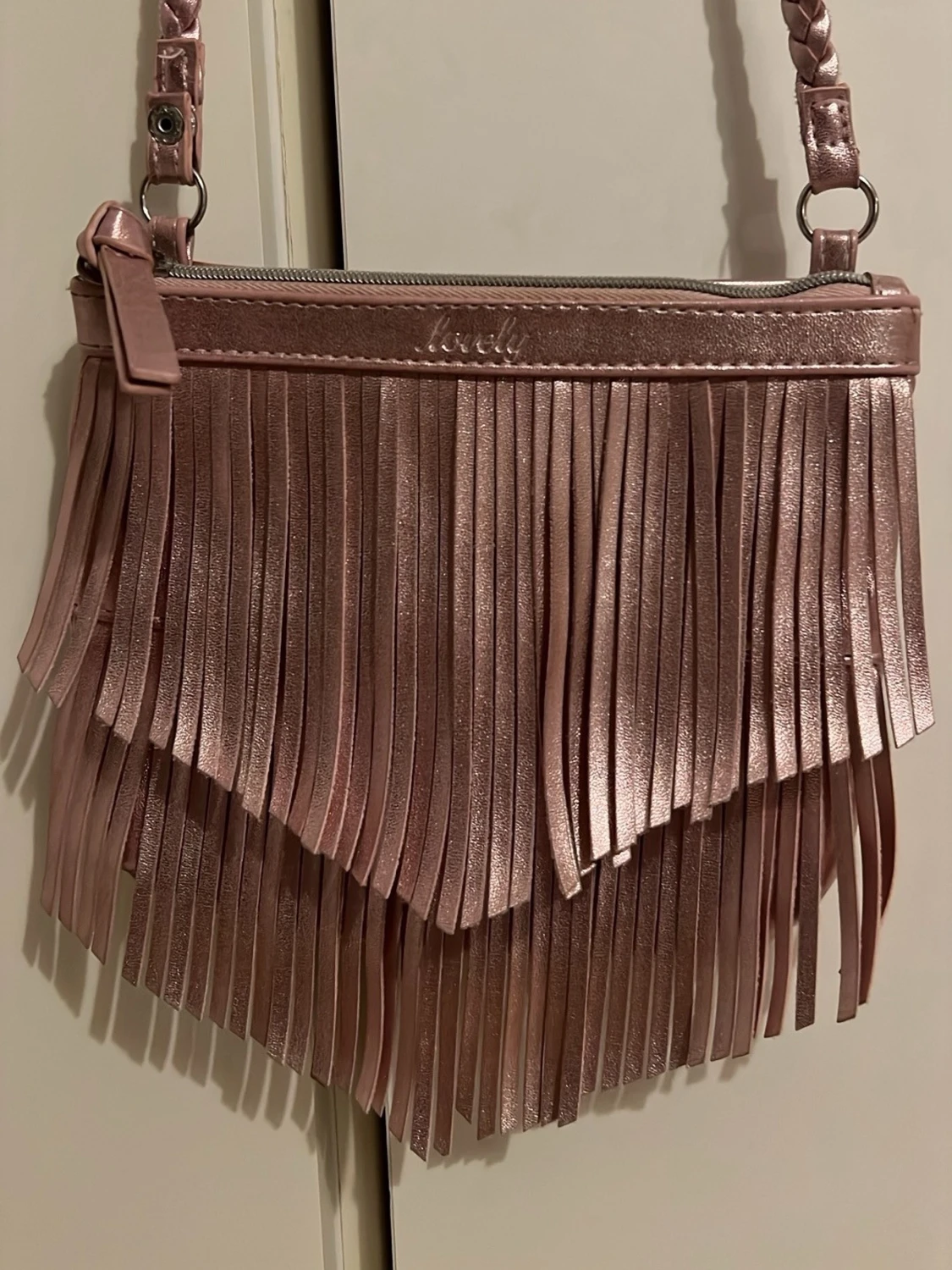 Rosa axelväska med fransar från H&M