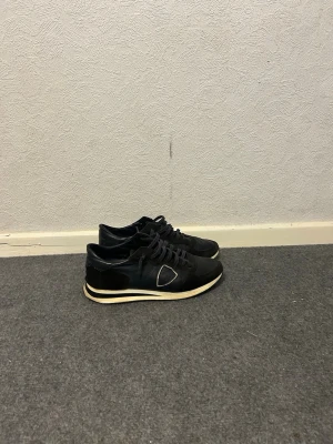 Philippe Model sneakers  - Säljer ett par philippe modell trainers i storlek 40 men har själv storlek 41/2 o sitter perfekt. Har ingen skolåda. Drf lite lägre pris. 