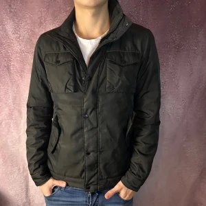 Jlindeberg fieldjacket - Mycket fint skick | Size S (modellen är 187cm 73kg) | fraktar spårbart inom 24 timmar | för att köpa klicka ”köp nu” | vid frågor eller funderingar skriv en meddelande | följare får bättre rabatter🙌