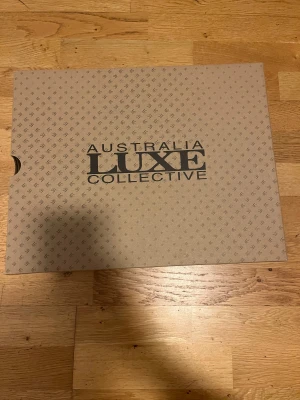 Australiska UGG – Australia Luxe Collective Storlek 37 - Väldigt fina och stilrena UGG i en mjuk beige/sandfärgad ton 🌸 Ser otroligt mysiga och eleganta ut – perfekta för höst och vinter ❄️  ✨ Äkta mocka ✨ Mjuka och varma på insidan ✨ Bekväm och stabil sula ✨ Hög kvalitet, original från Australien ✨ Lättmatchad färg som passar alla outfits  💭 Skick: Helt nya, aldrig använda. Köpte dem till mig själv, men tyvärr passade de inte i storleken, därför säljer jag dem 😔