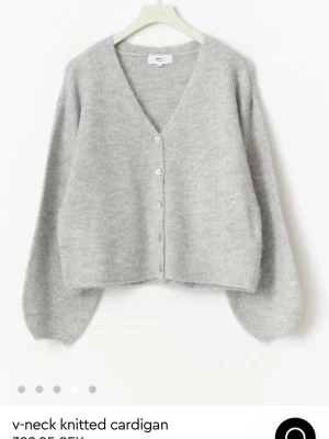 Grå stickad kofta med v-ringning - Mysig grå stickad kofta från ginatricot. Säljer min gråa stickade kofta för den inte kommer till andvändning. Har andvänt fåtal gånger så är som ny och den är i storlek S😊