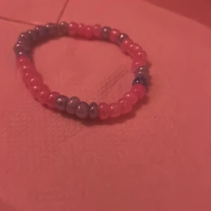 Armband - Hej, jag säljer min armband som jag har gjort helt själv. Skriv gärna om ni är intresserade.