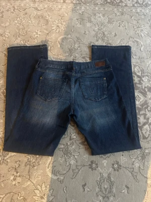 Lowaist Mörkblå jeans från Esprit - Mörkblå bootcut lowaist jeans från esprit denim. Innerbenslängd 81cm, midjemått 70cm. Nästan helt oanvända