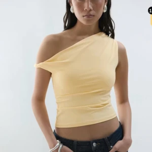 Gul topp  - Snygg gul topp, använd typ 2 gånger så nästan ny